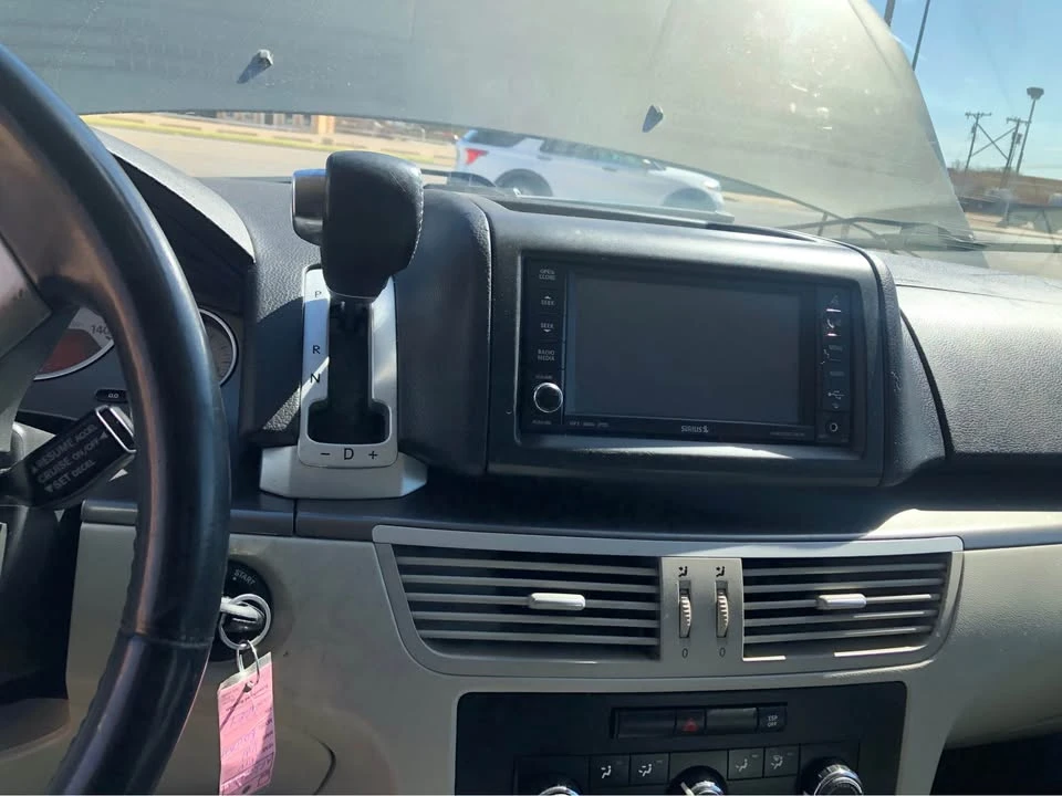 2010 Volkswagen Routan - Image 6 of 13