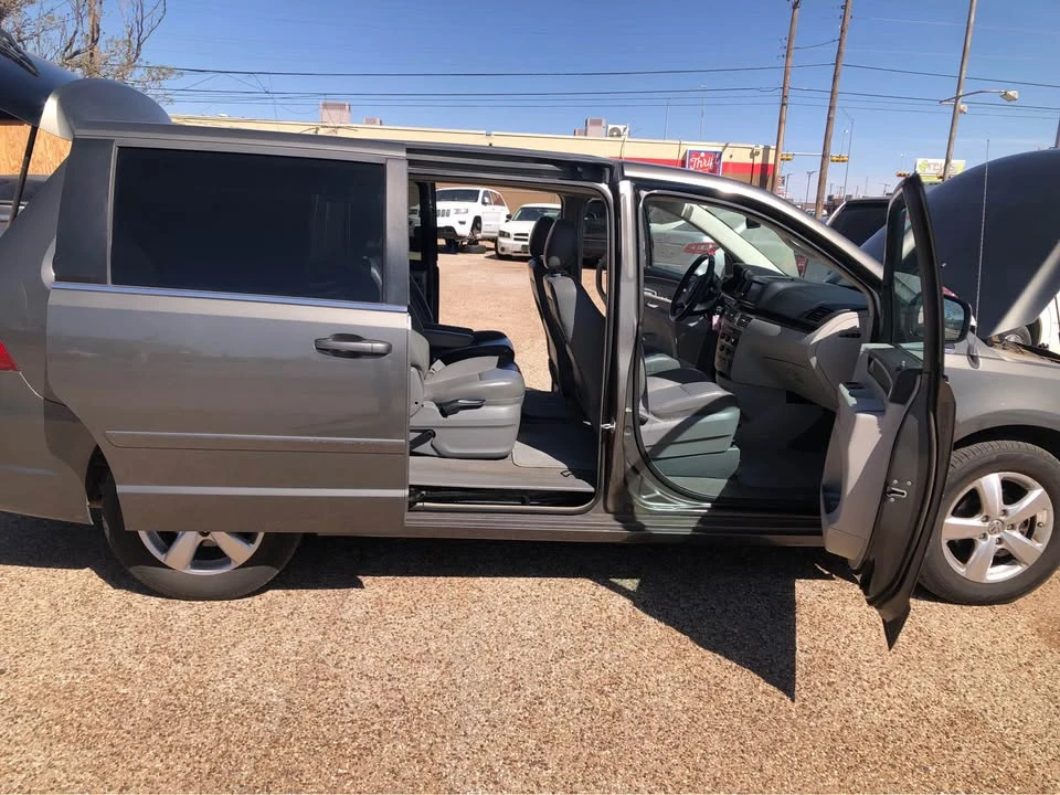 2010 Volkswagen Routan - Image 10 of 13