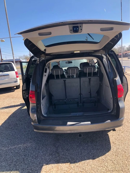 2010 Volkswagen Routan - Image 13 of 13