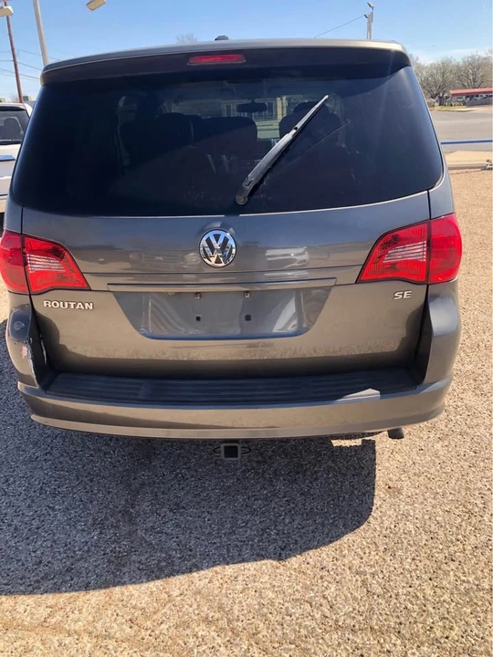 2010 Volkswagen Routan - Image 4 of 13