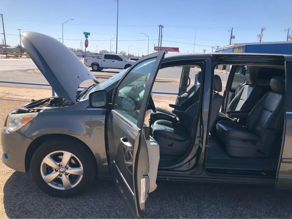 2010 Volkswagen Routan - Image 12 of 13