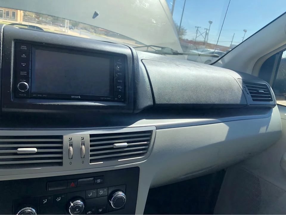 2010 Volkswagen Routan - Image 5 of 13