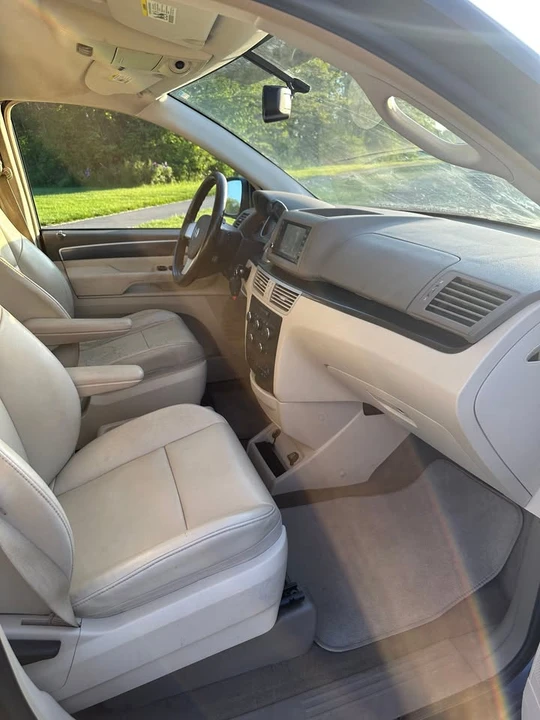2010 Volkswagen Routan - Image 14 of 19