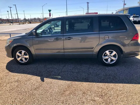 2010 Volkswagen Routan SE Minivan 4D