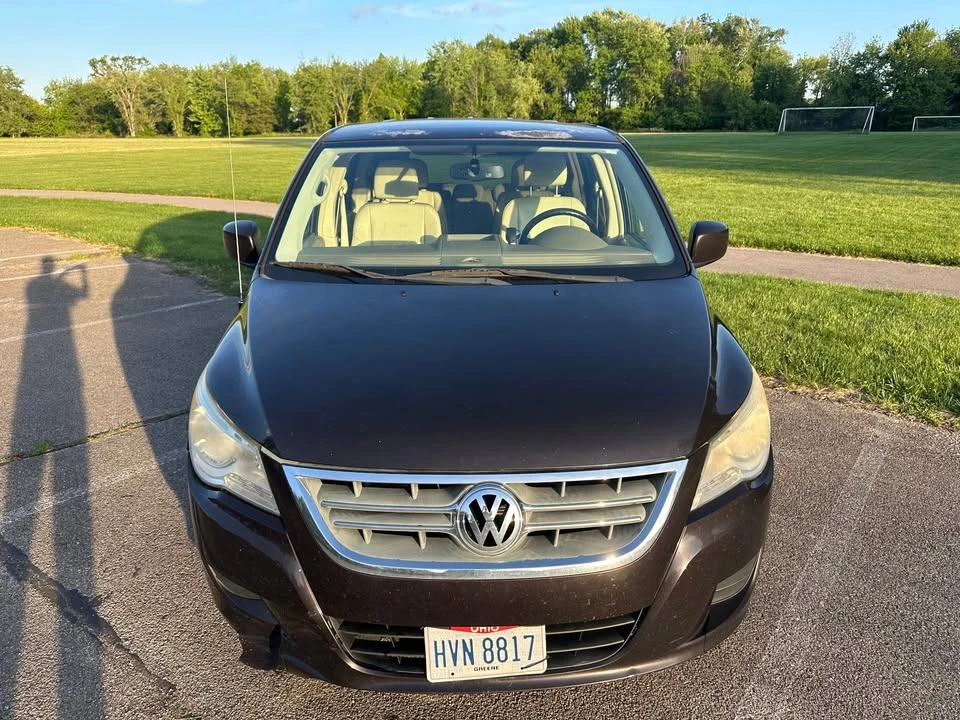 2010 Volkswagen Routan - Image 3 of 19