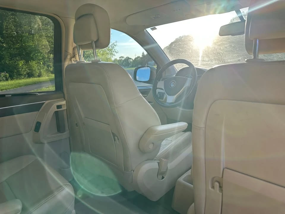 2010 Volkswagen Routan - Image 15 of 19