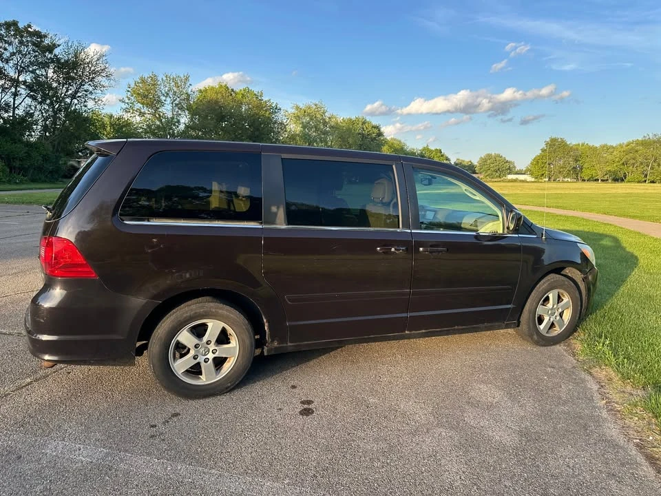2010 Volkswagen Routan - Image 2 of 19