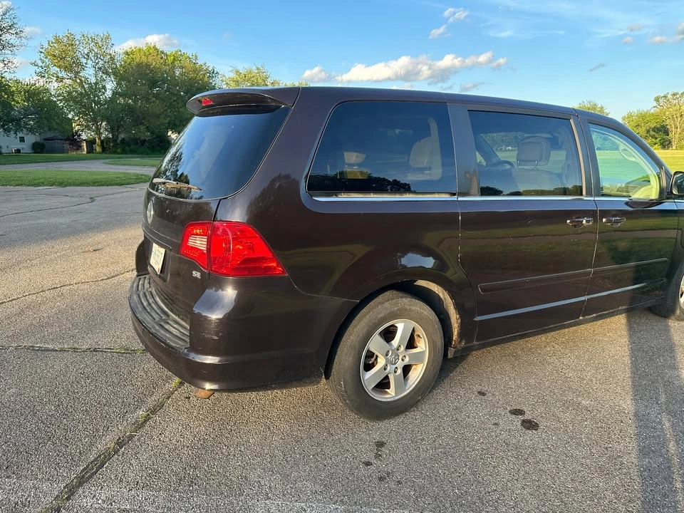 2010 Volkswagen Routan - Image 5 of 19