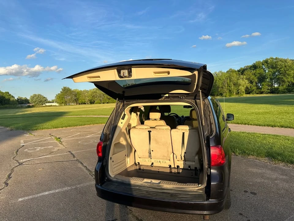 2010 Volkswagen Routan - Image 7 of 19