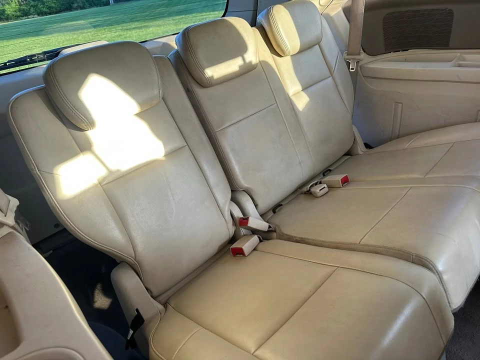 2010 Volkswagen Routan - Image 17 of 19