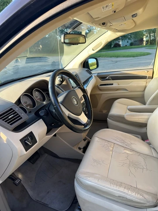2010 Volkswagen Routan - Image 9 of 19