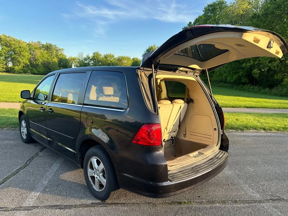 2010 Volkswagen Routan - Image 6 of 19