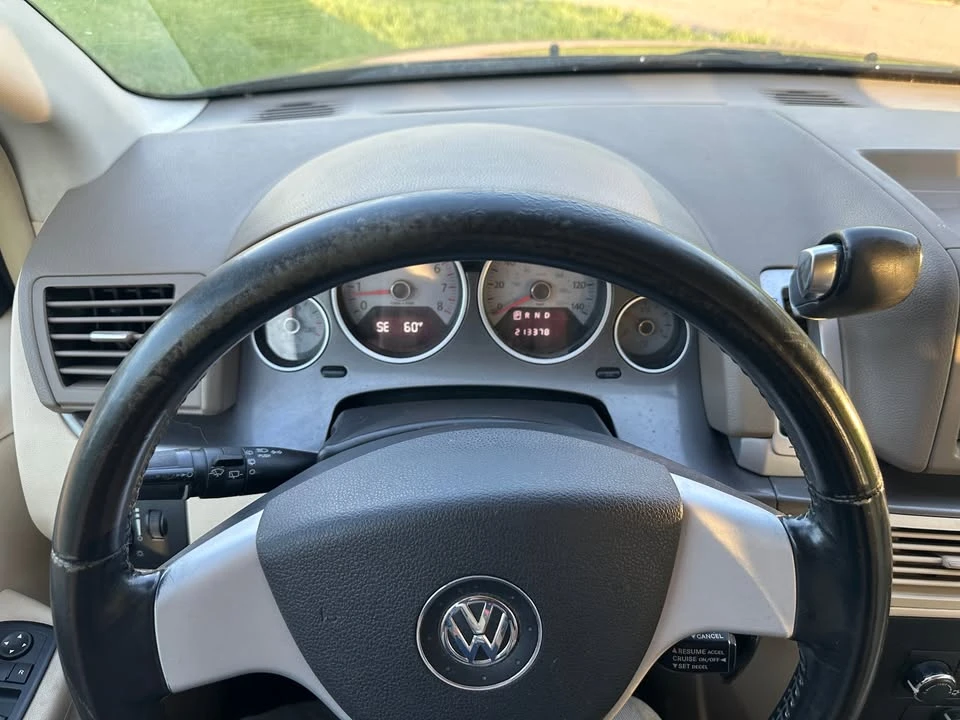 2010 Volkswagen Routan - Image 12 of 19