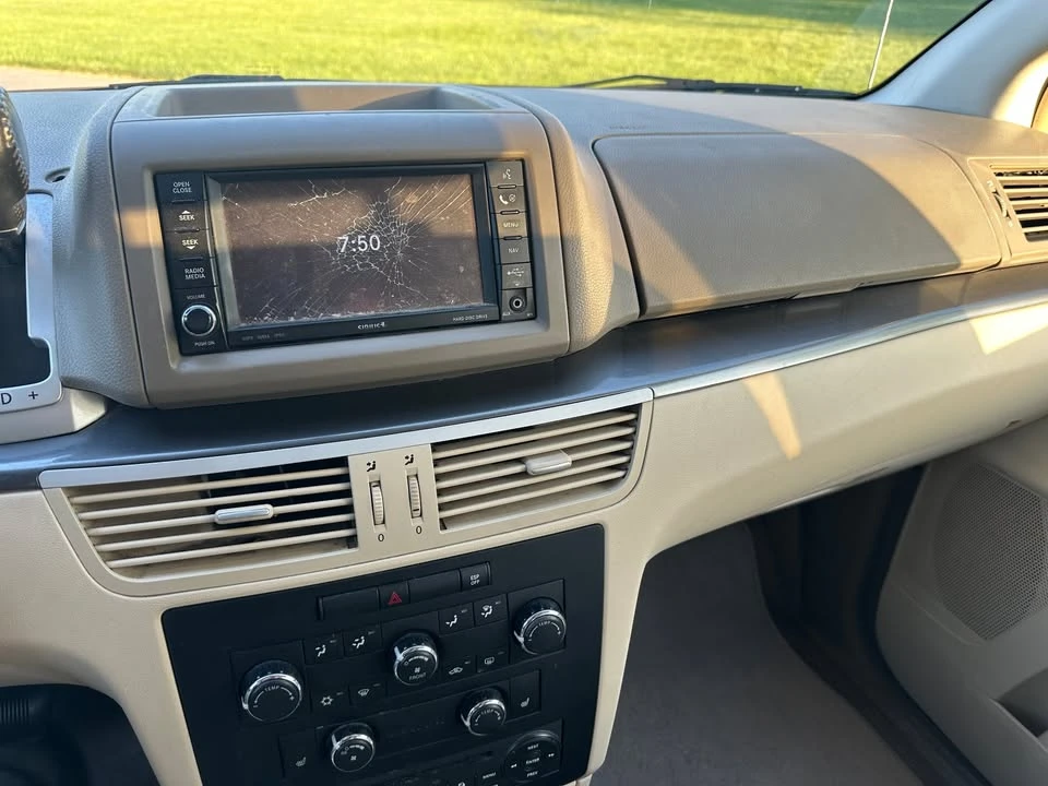 2010 Volkswagen Routan - Image 11 of 19