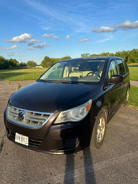 2010 Volkswagen Routan - Image 4 of 19