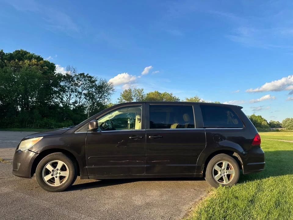 2010 Volkswagen Routan - Image 8 of 19