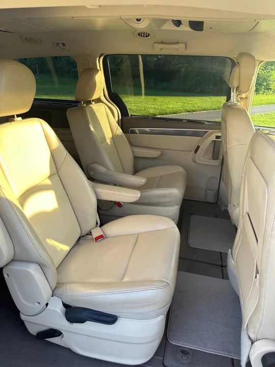 2010 Volkswagen Routan - Image 16 of 19