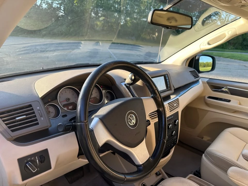 2010 Volkswagen Routan - Image 10 of 19