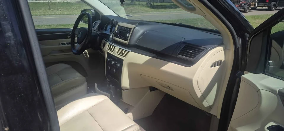 2010 Volkswagen Routan - Image 9 of 13