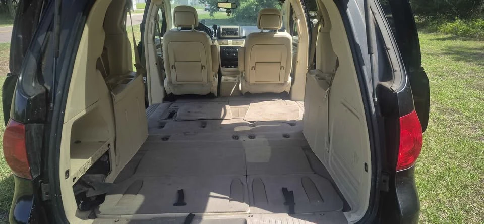 2010 Volkswagen Routan - Image 5 of 13