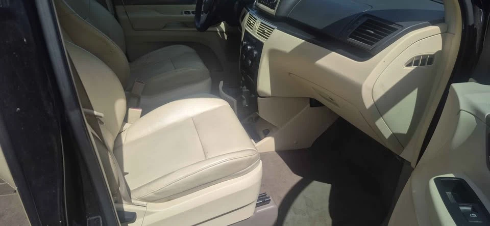 2010 Volkswagen Routan - Image 10 of 13