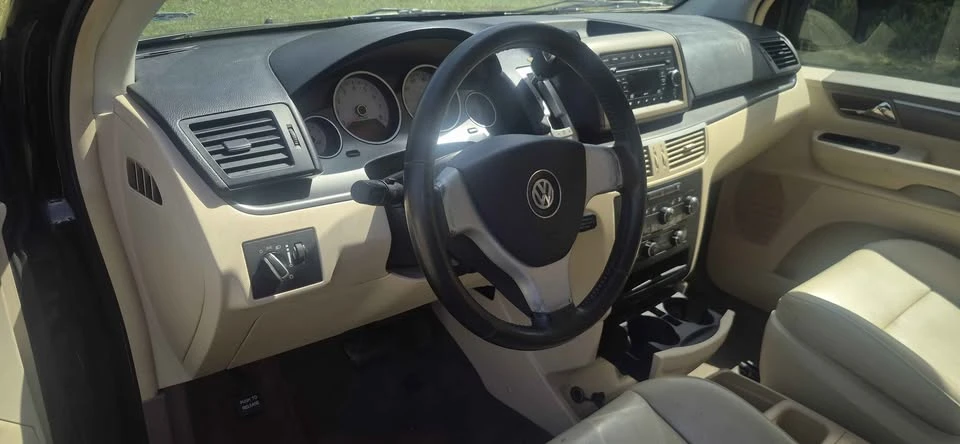 2010 Volkswagen Routan - Image 11 of 13