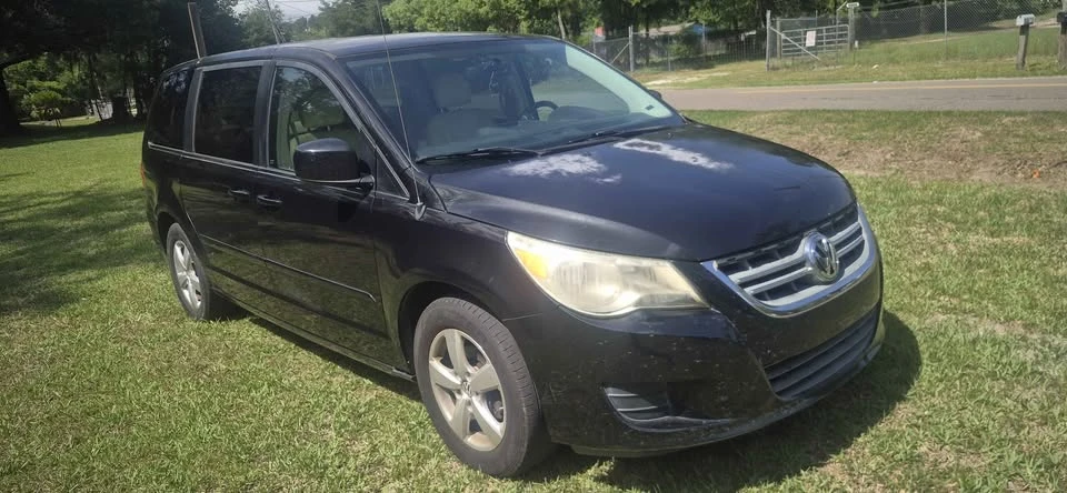 2010 Volkswagen Routan - Image 2 of 13