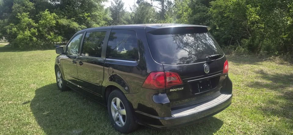 2010 Volkswagen Routan - Image 4 of 13