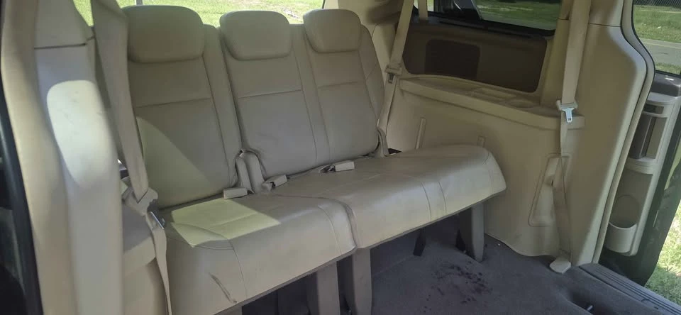 2010 Volkswagen Routan - Image 7 of 13