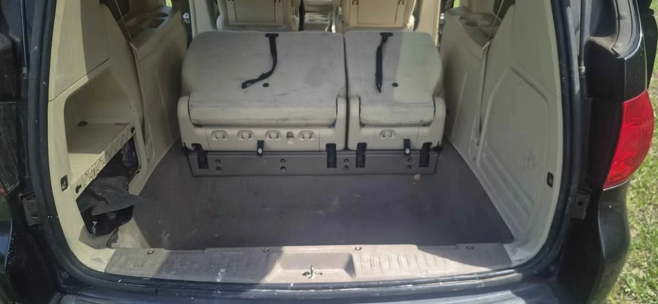 2010 Volkswagen Routan - Image 6 of 13