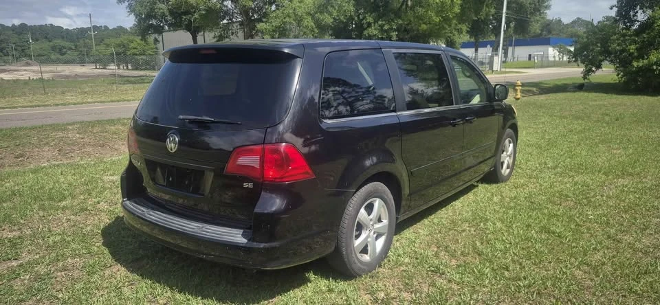 2010 Volkswagen Routan - Image 3 of 13