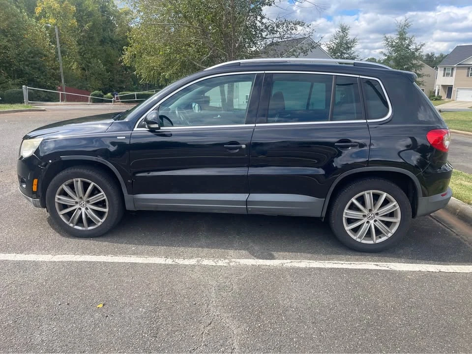 2010 Volkswagen Tiguan - Image 2 of 2