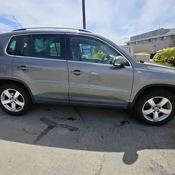 2010 Volkswagen Tiguan 2.0T Wolfsburg Edition 4Motion