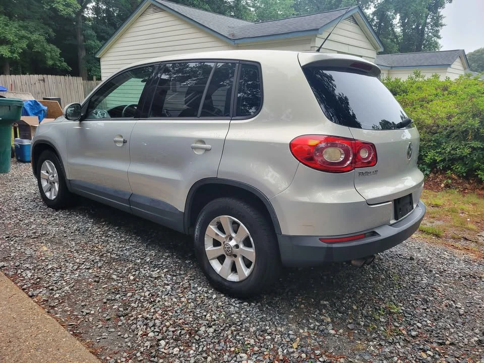 2010 Volkswagen Tiguan - Image 2 of 8