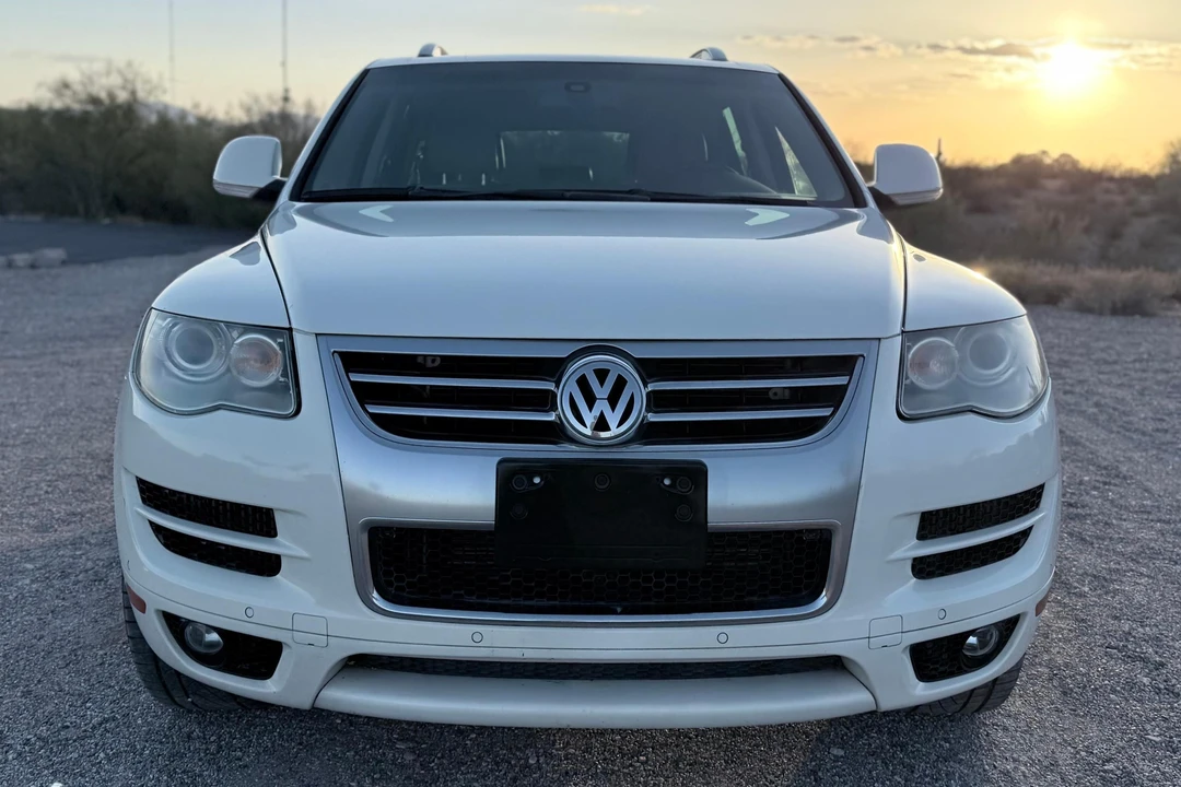 2010 Volkswagen Touareg - Image 2 of 31