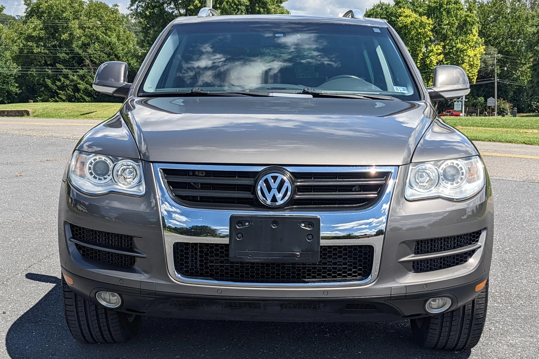 2010 Volkswagen Touareg - Image 2 of 31