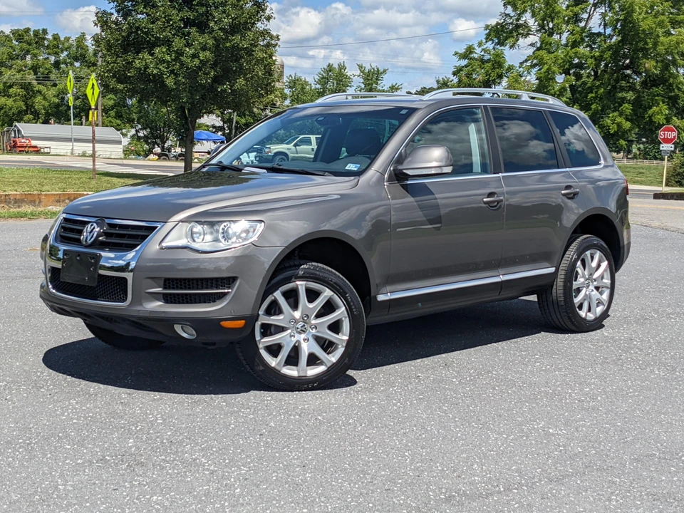 2010 Volkswagen Touareg - Image 10 of 31