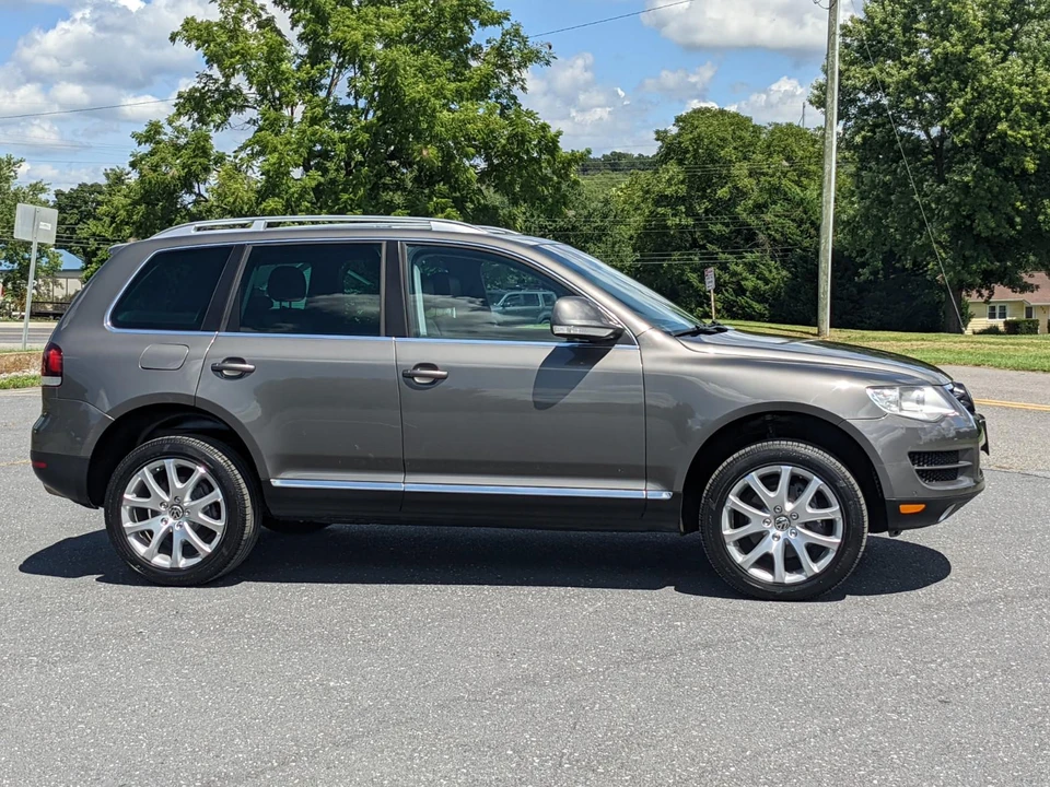 2010 Volkswagen Touareg - Image 16 of 31