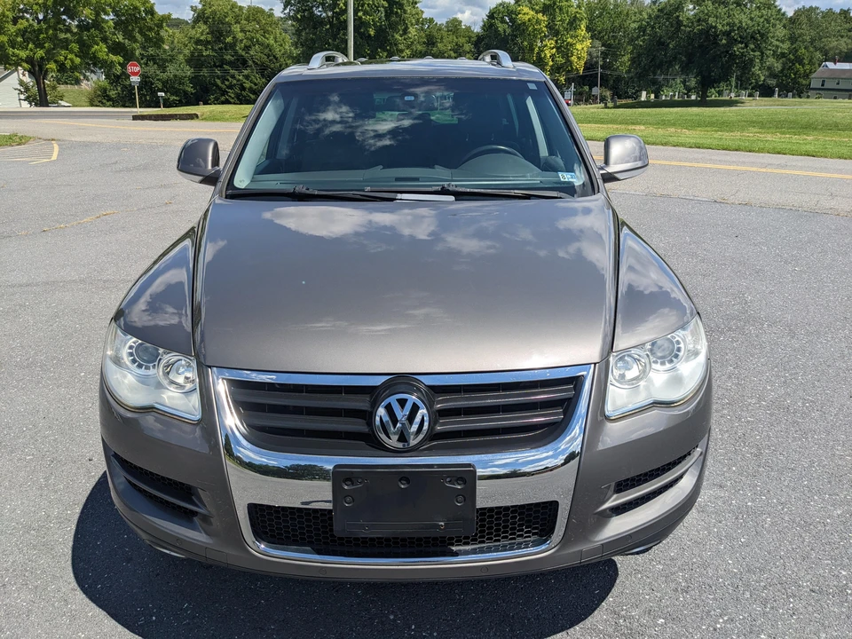 2010 Volkswagen Touareg - Image 8 of 31