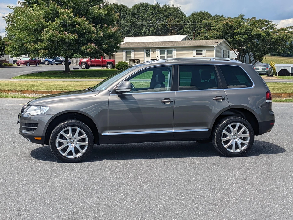 2010 Volkswagen Touareg - Image 11 of 31