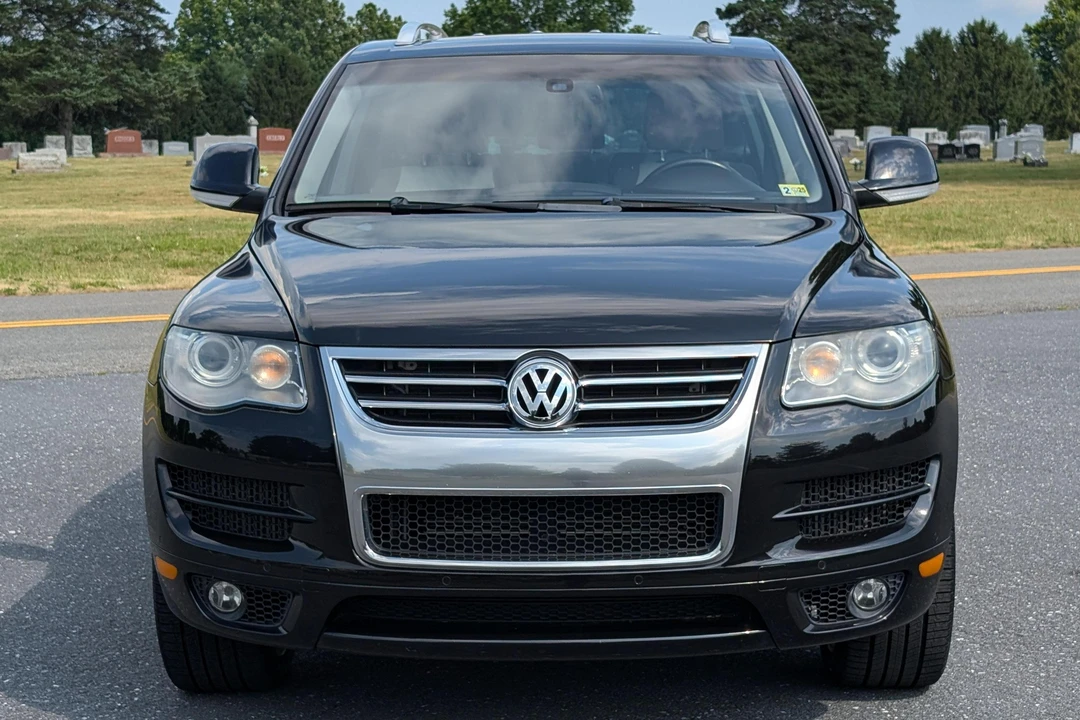 2010 Volkswagen Touareg - Image 2 of 31