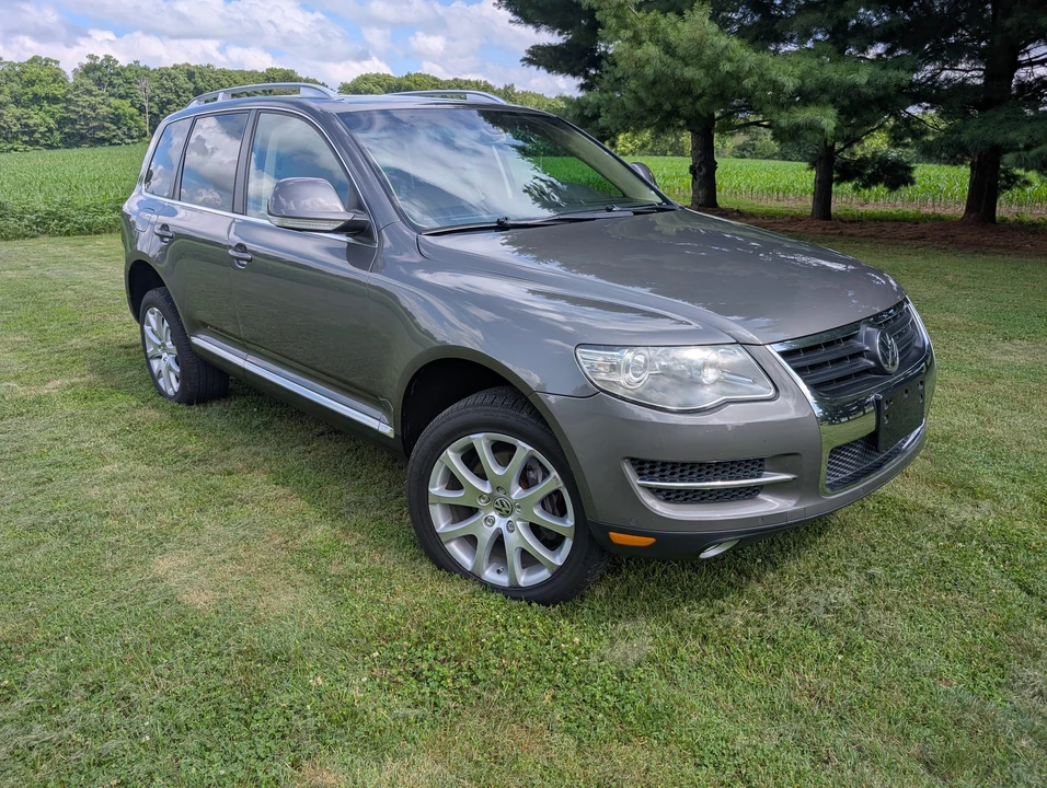 2010 Volkswagen Touareg - Image 2 of 31