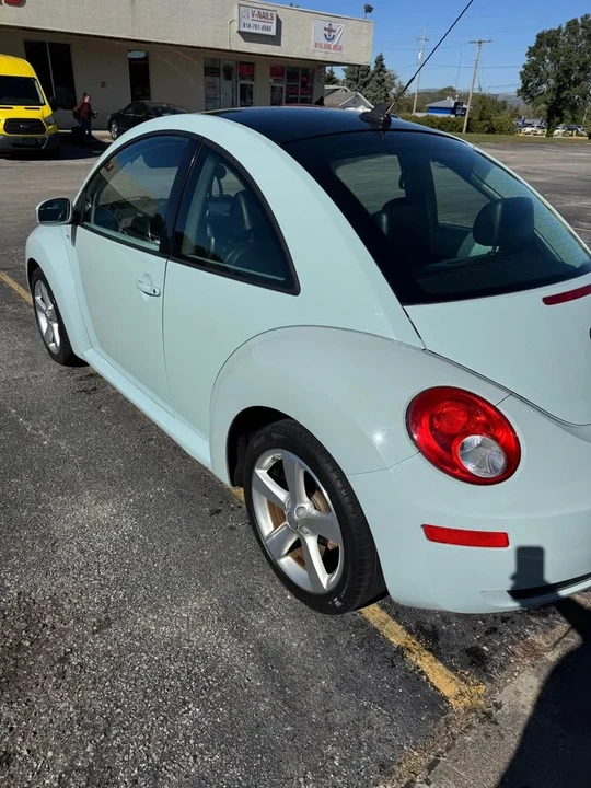 2010 Volkswagen New Beetle - Image 3 of 8