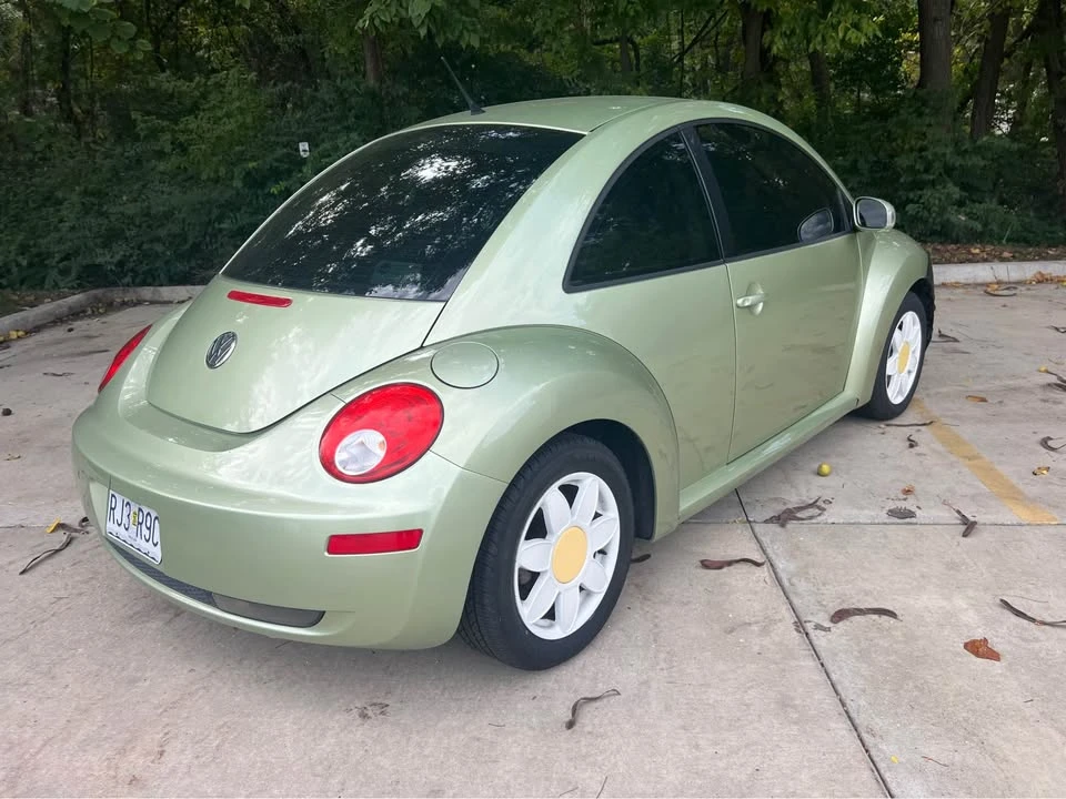 2010 Volkswagen New Beetle - Image 4 of 8