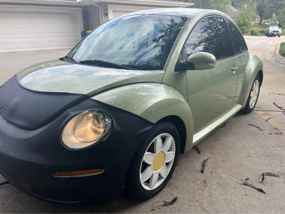 2010 Volkswagen New Beetle - Image 5 of 8