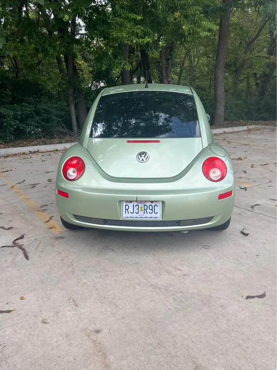 2010 Volkswagen New Beetle - Image 6 of 8