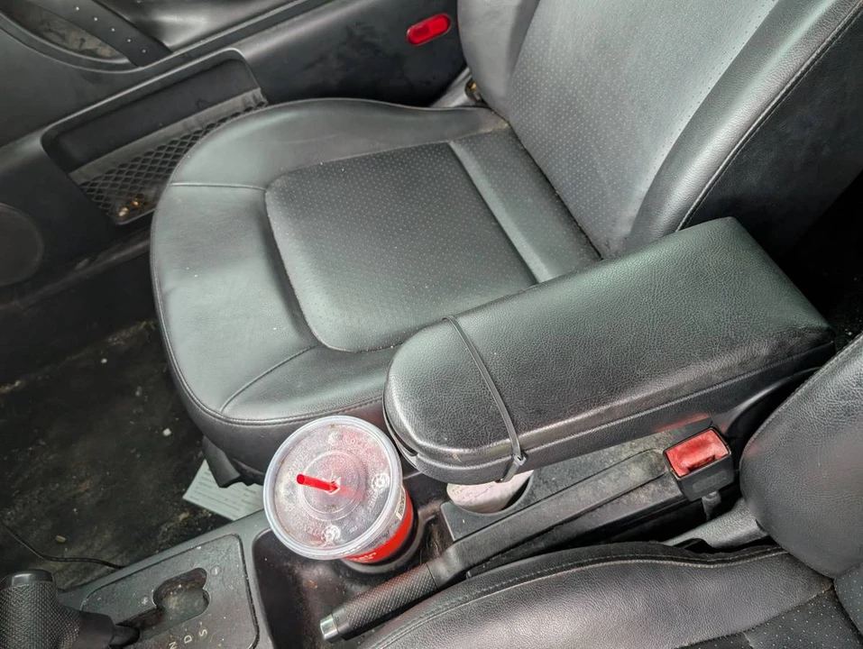 2010 Volkswagen New Beetle - Image 9 of 12