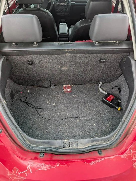 2010 Volkswagen New Beetle - Image 6 of 12