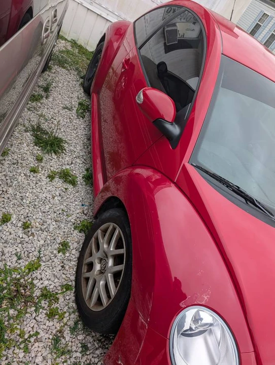 2010 Volkswagen New Beetle - Image 2 of 12