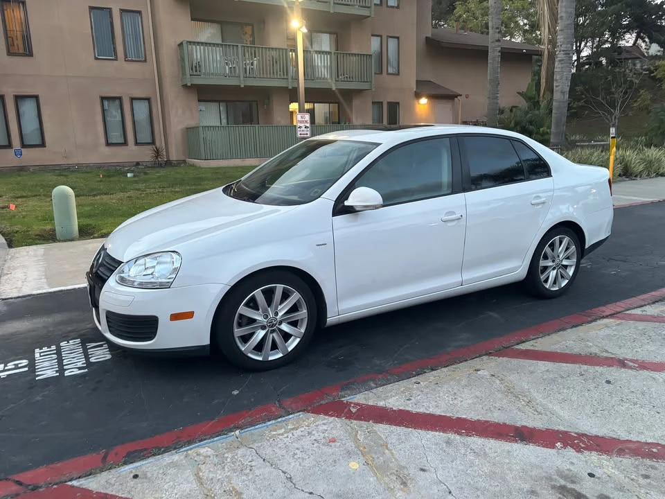 2010 Volkswagen Jetta - Image 2 of 6